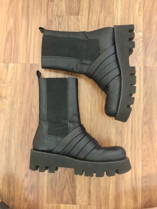 Paloma Barcelo Shoes - Paloma Barcelo Black Leather Chunky Chelsea Boots size 39 or 8.5 Spain Moto